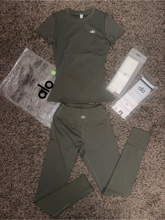 ALO Yoga Pants - ALO Yoga Olive Green Leggings & Short Sleeve Top Set